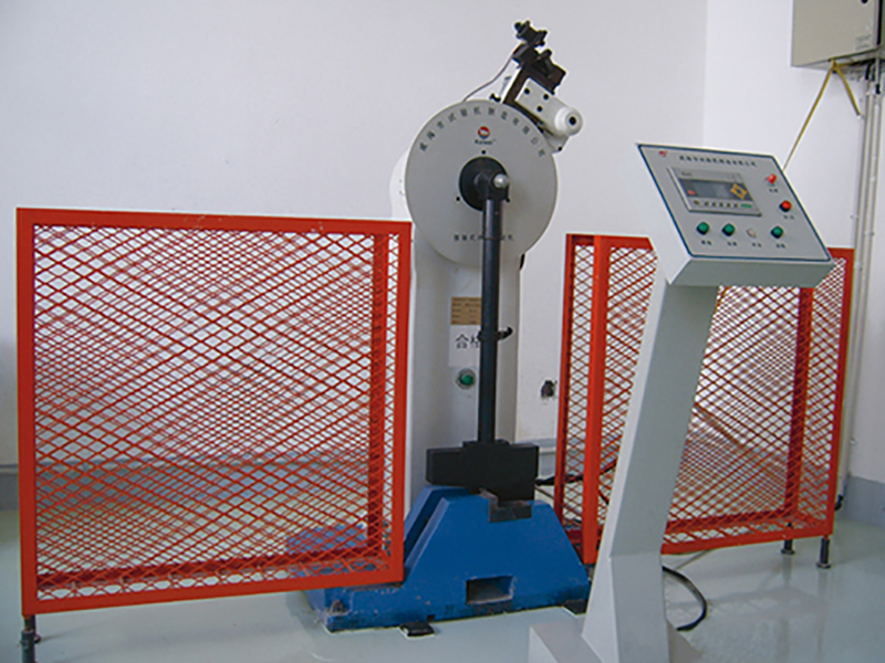 Digital pendulum impact testing machine